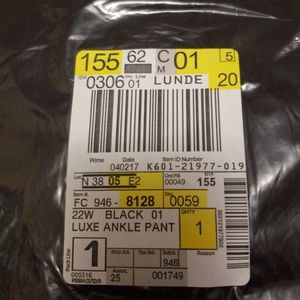 22W Worthington Black ankle pant